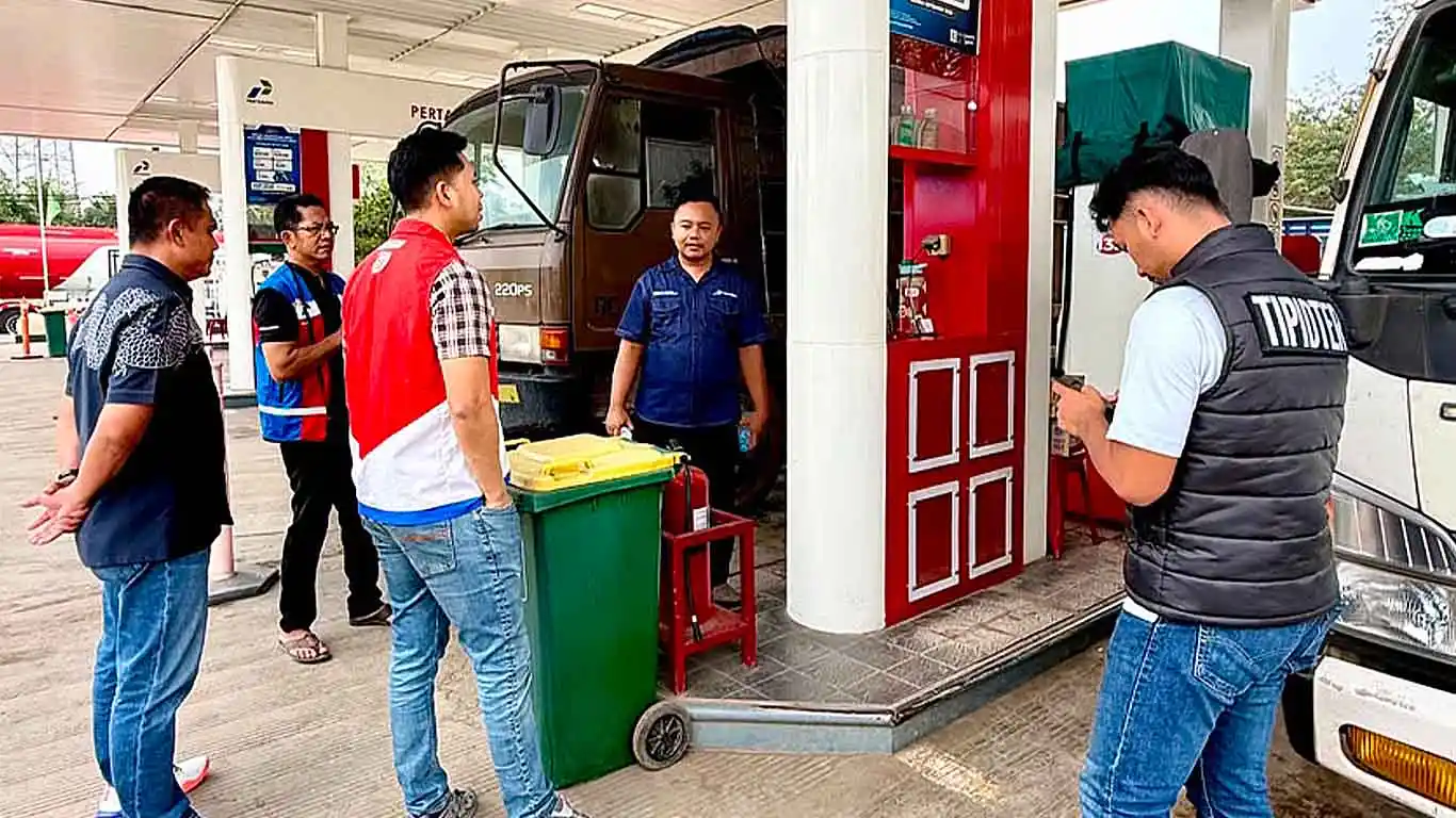 Polisi dan Pertamina Cek SPBU Metro Kibang, Antrean Pertalite Tak Sampai Keluar Area